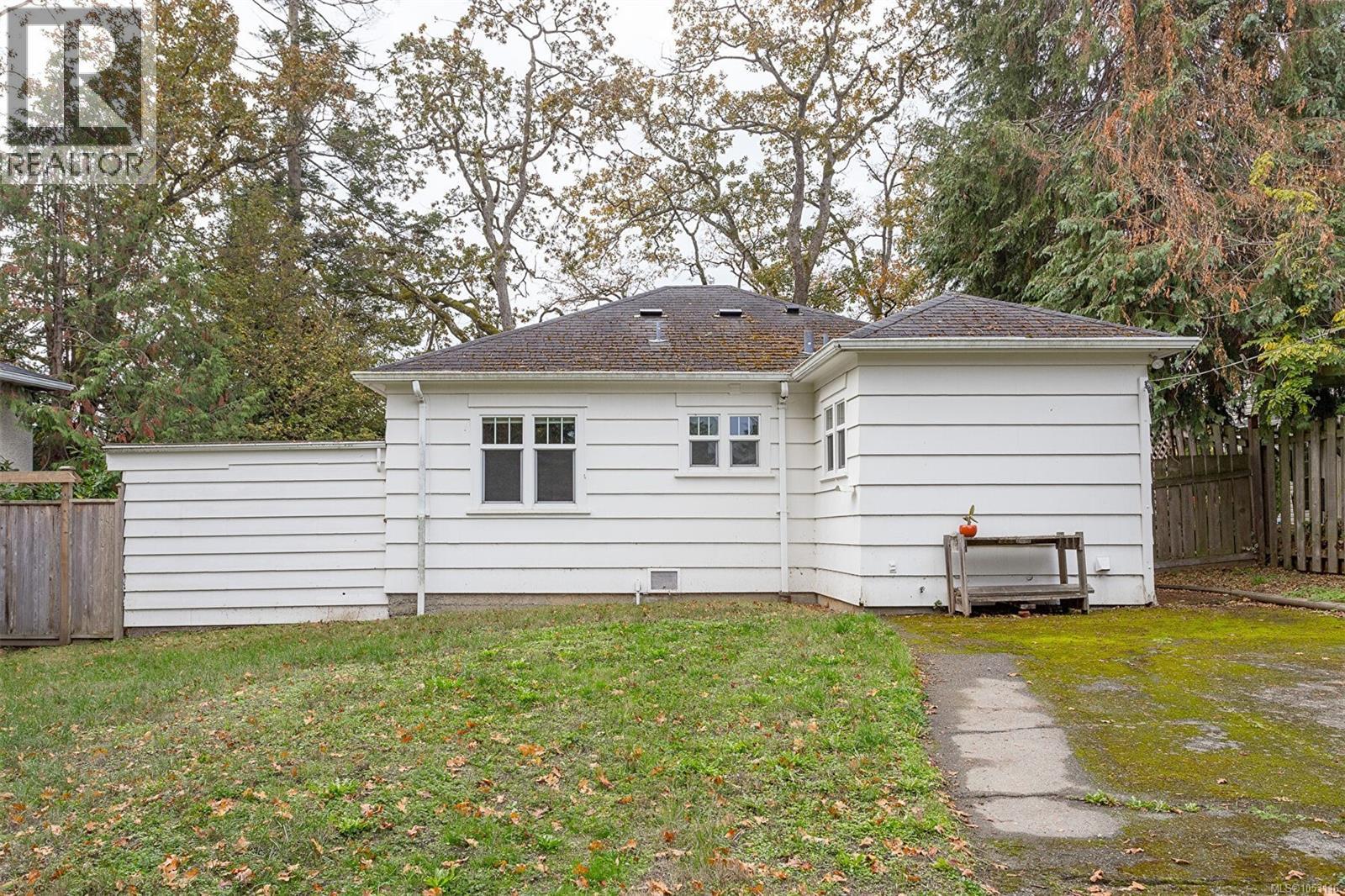  1118 Tolmie Avenue, Saanich