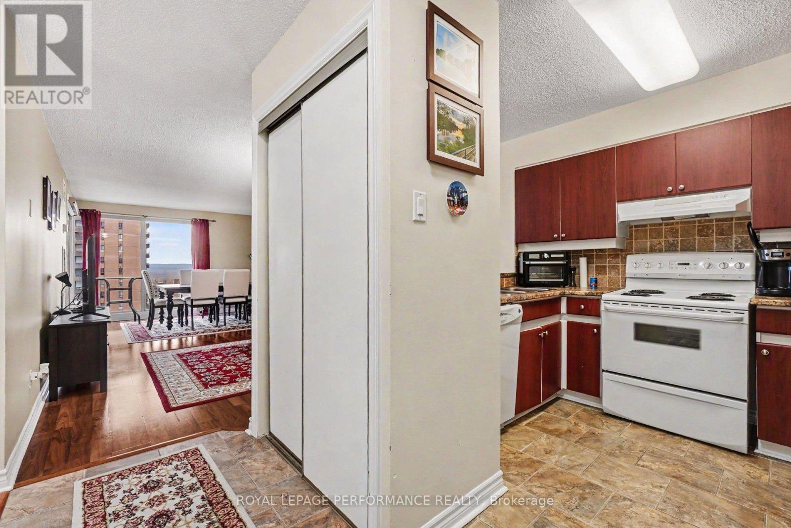 1803 - 545 St Laurent Boulevard