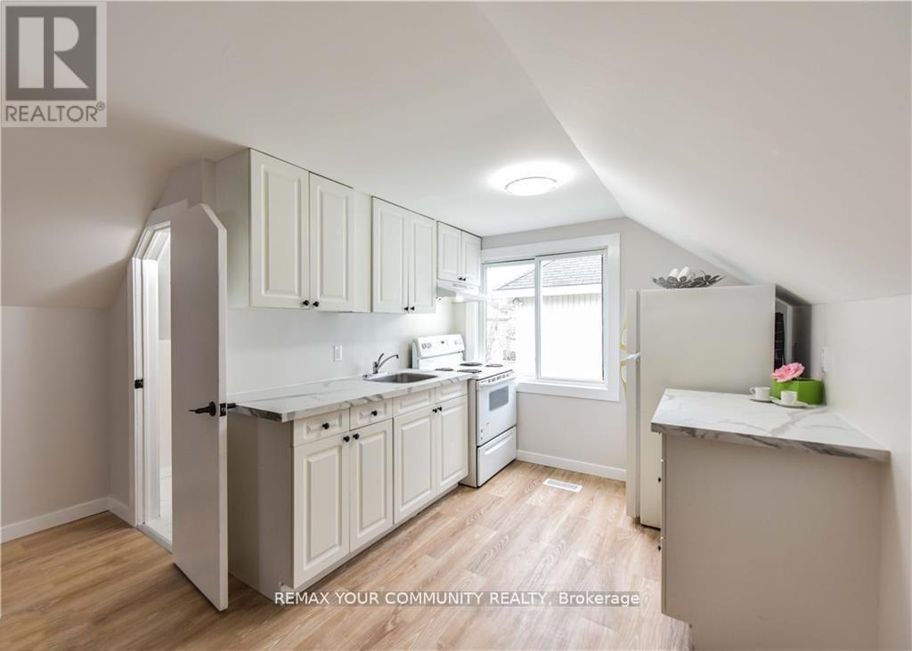 Upper-17 Champlain Street, Orillia photo 3