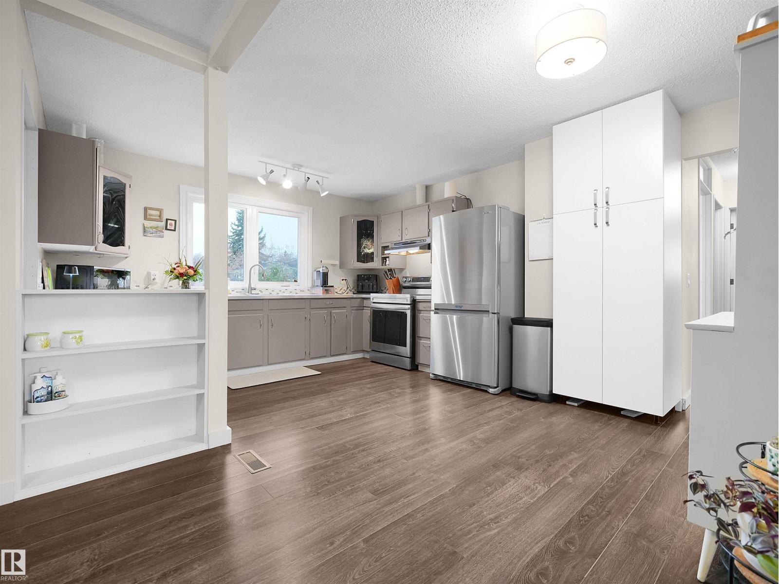10439 37 AV NW, photo 8 of 34