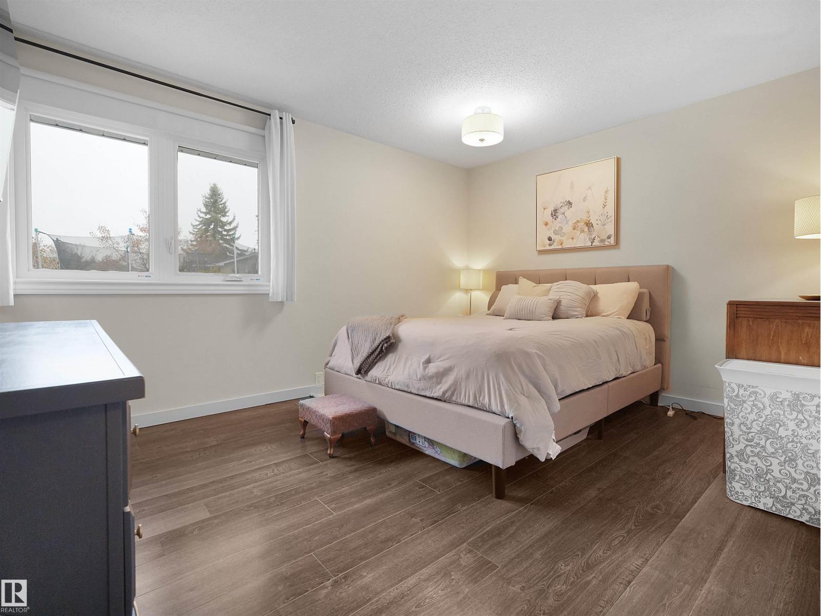 10439 37 AV NW, photo 15 of 34