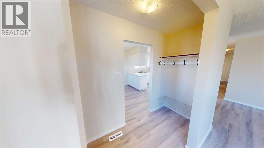 10818 93A Street, photo 2 of 19