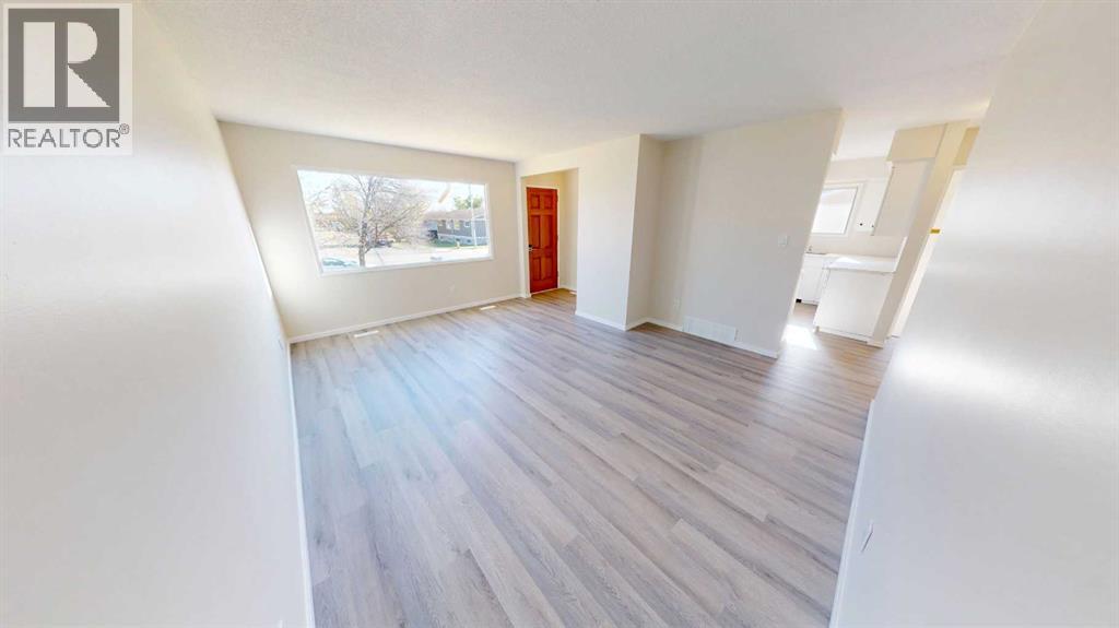 10818 93A Street, photo 3 of 19