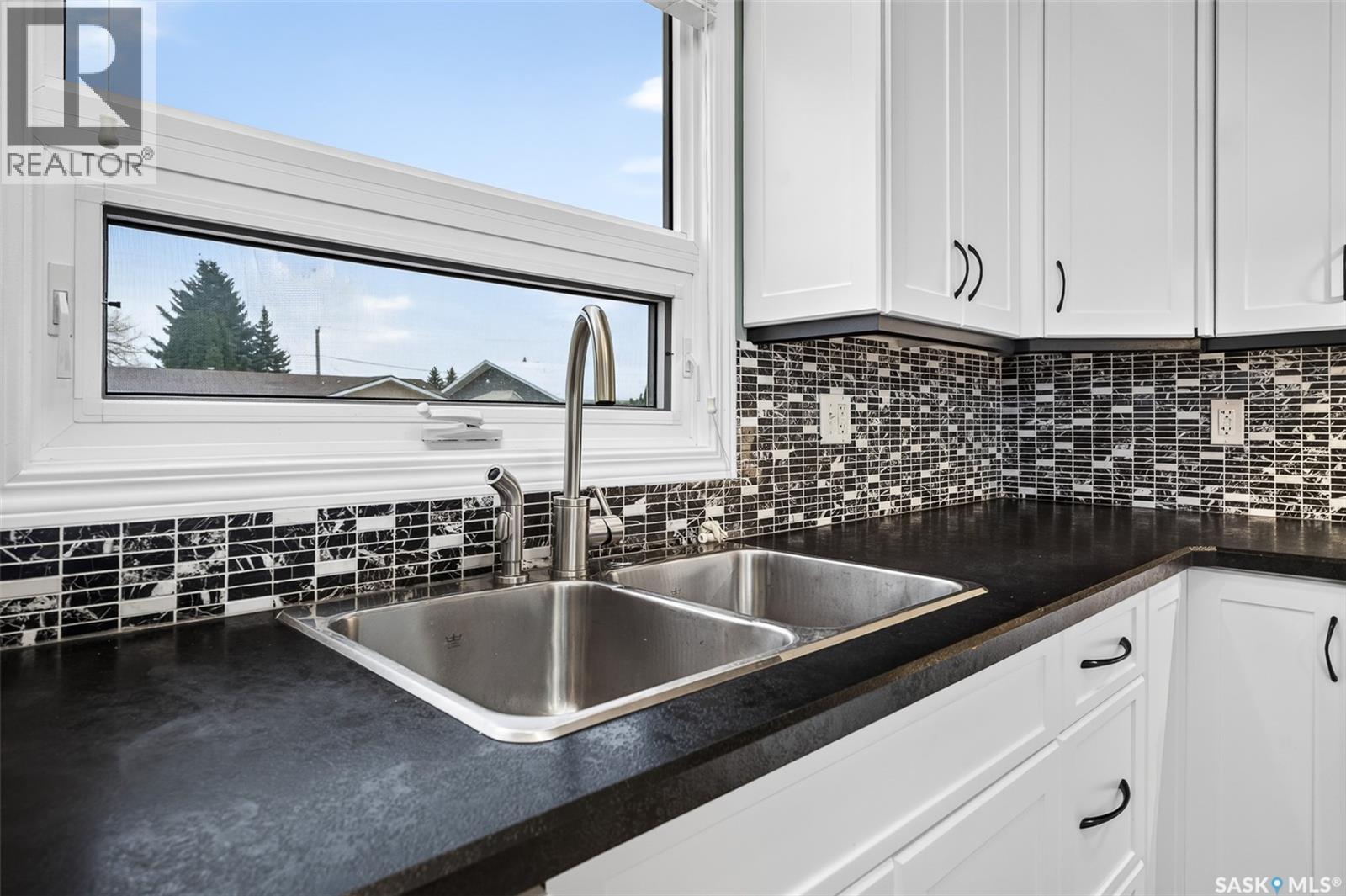 1402 Hastings STREET, Moose Jaw — photo 14
