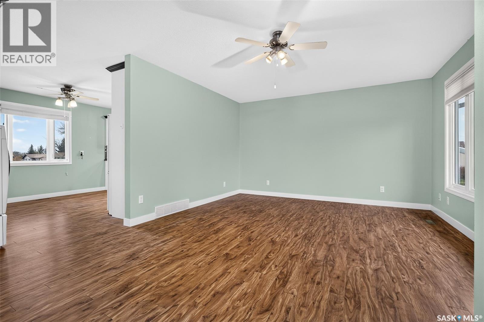 1402 Hastings STREET, Moose Jaw — photo 8