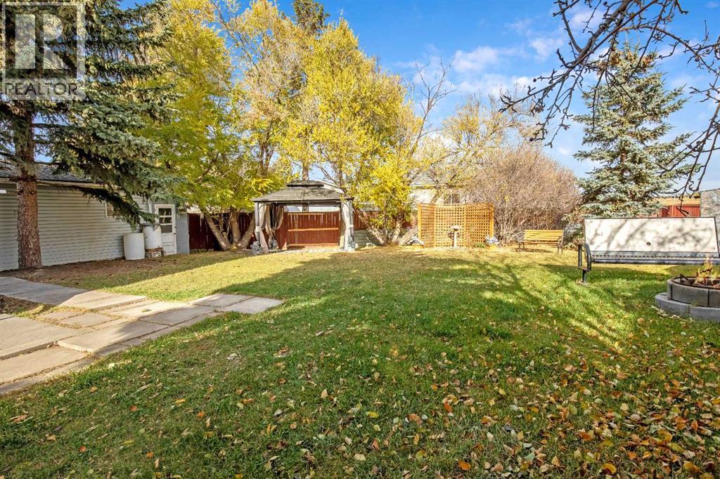 Huge pie shaped yard
