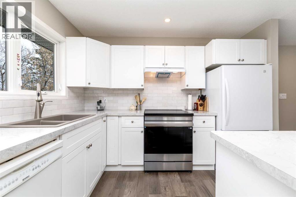 102 Welton Crescent, photo 8 of 36