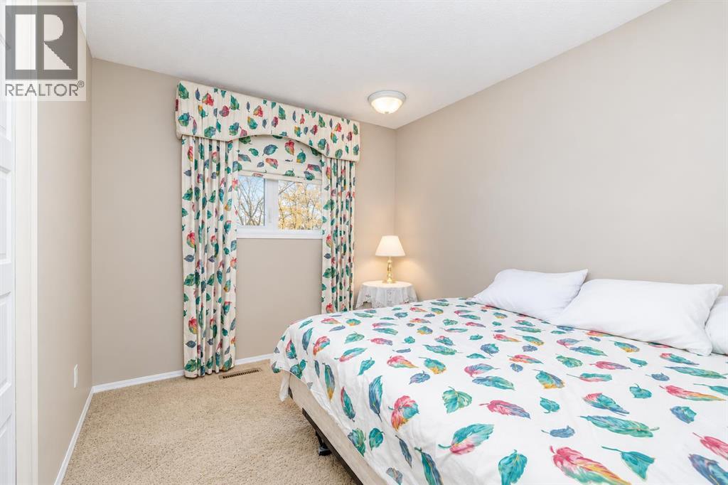 102 Welton Crescent, photo 16 of 36