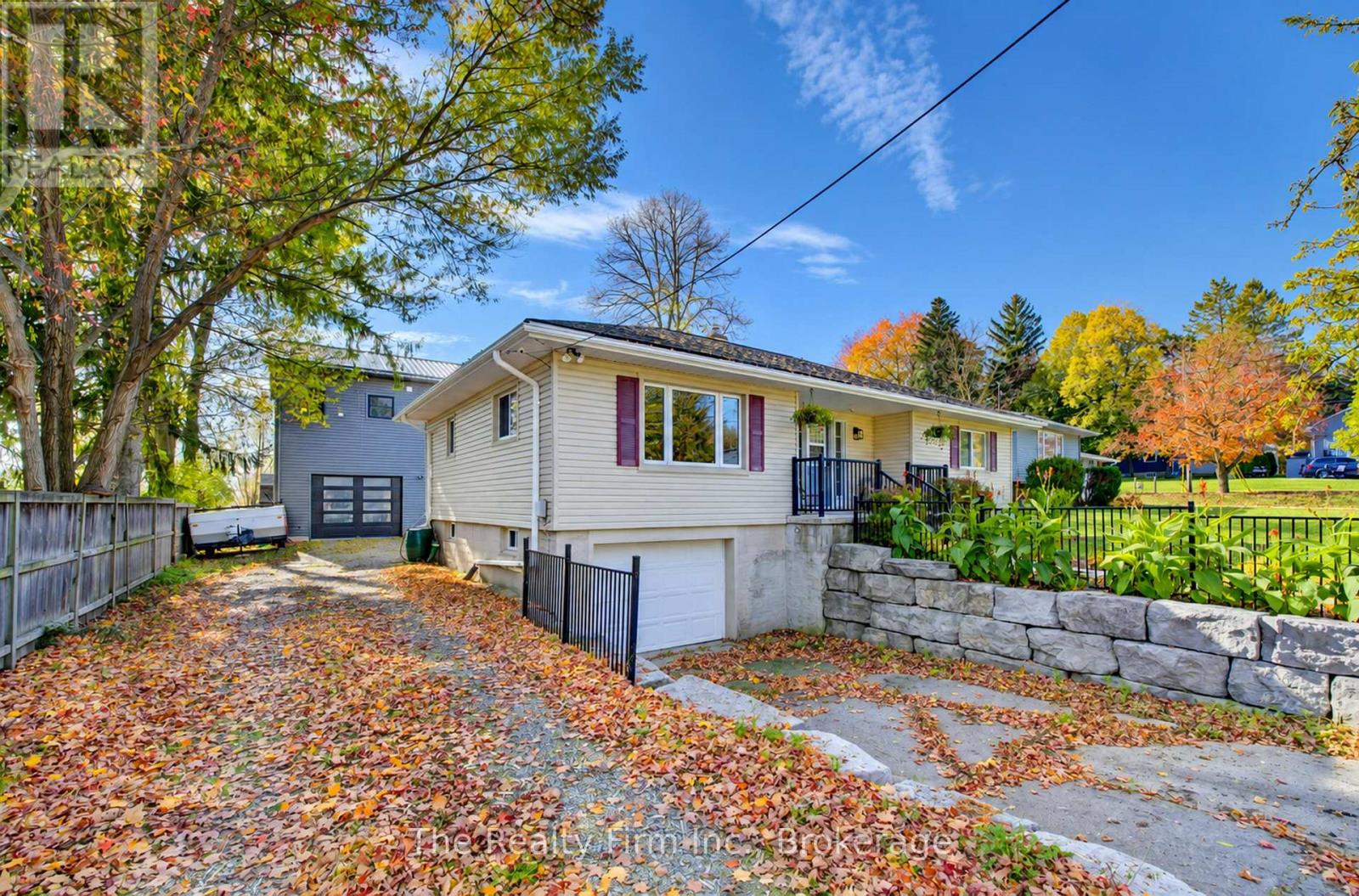 1026 DOERING STREET — photo 2