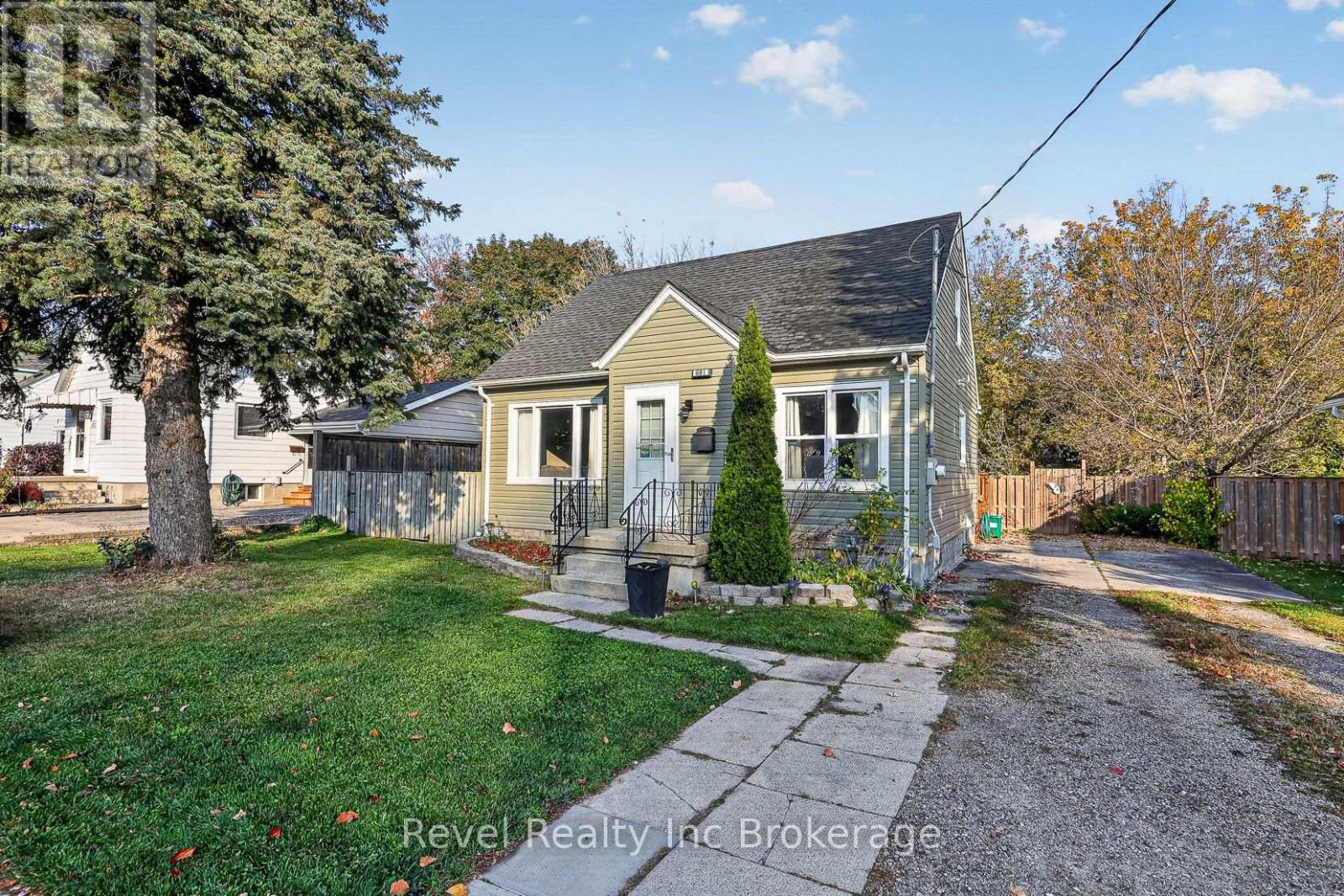 681 Shenstone Avenue, photo 1 of 44
