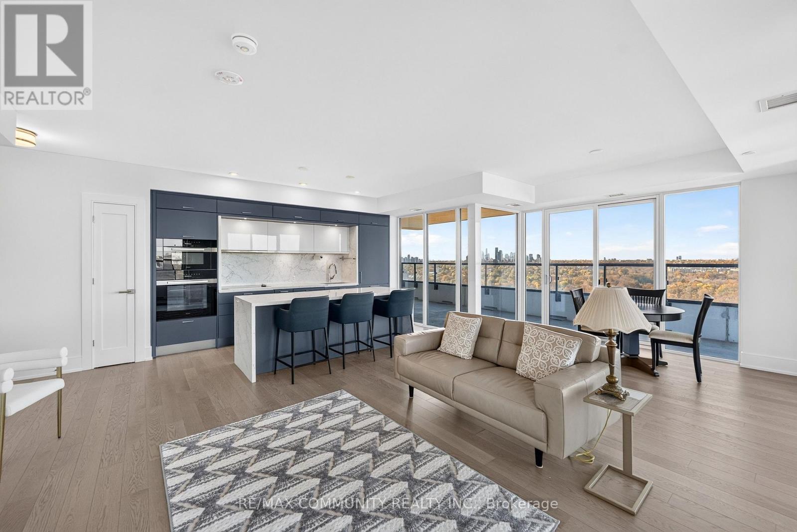 2203- 10 Inn On The Park Drive, Toronto, ON photo 9