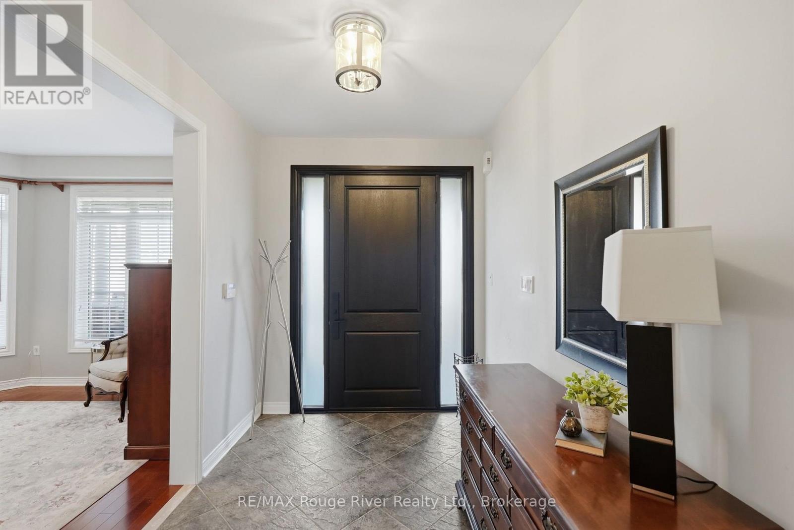 8 Jessie Court, Whitby, ON photo 3