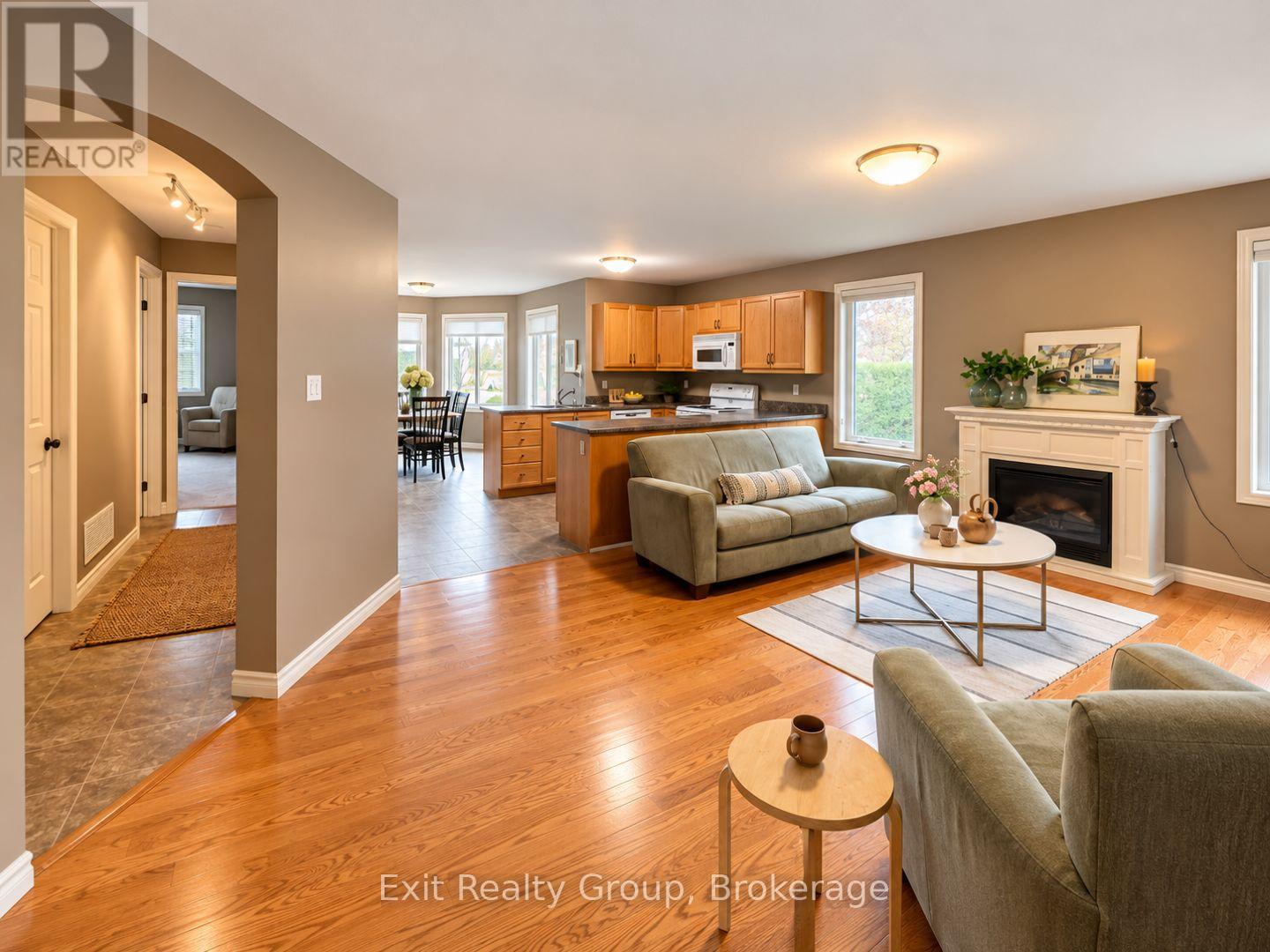 18 Ava Court, Belleville, ON photo 2