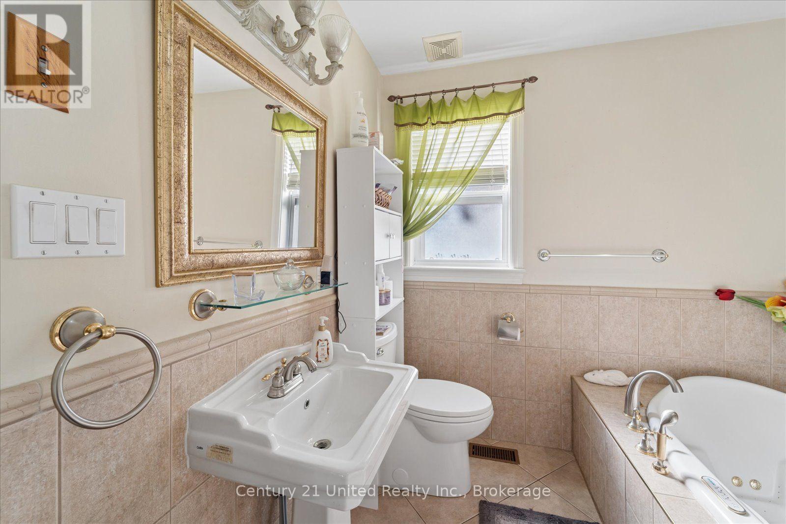 566 Sherbrooke Street, Peterborough, ON photo 24