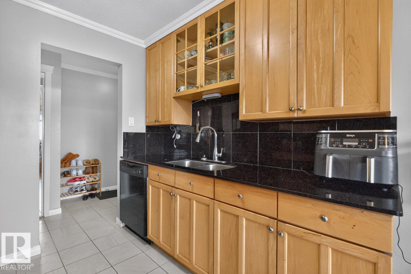 #402 9925 83 AV NW, photo 10 of 23