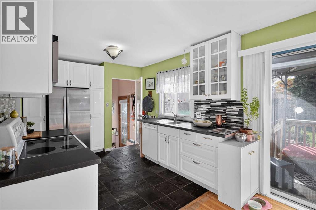 1243 40 Avenue NW photo 10