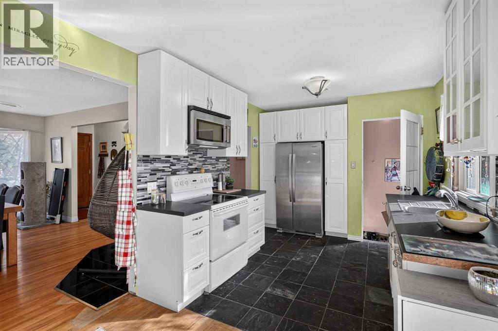 1243 40 Avenue NW photo 11