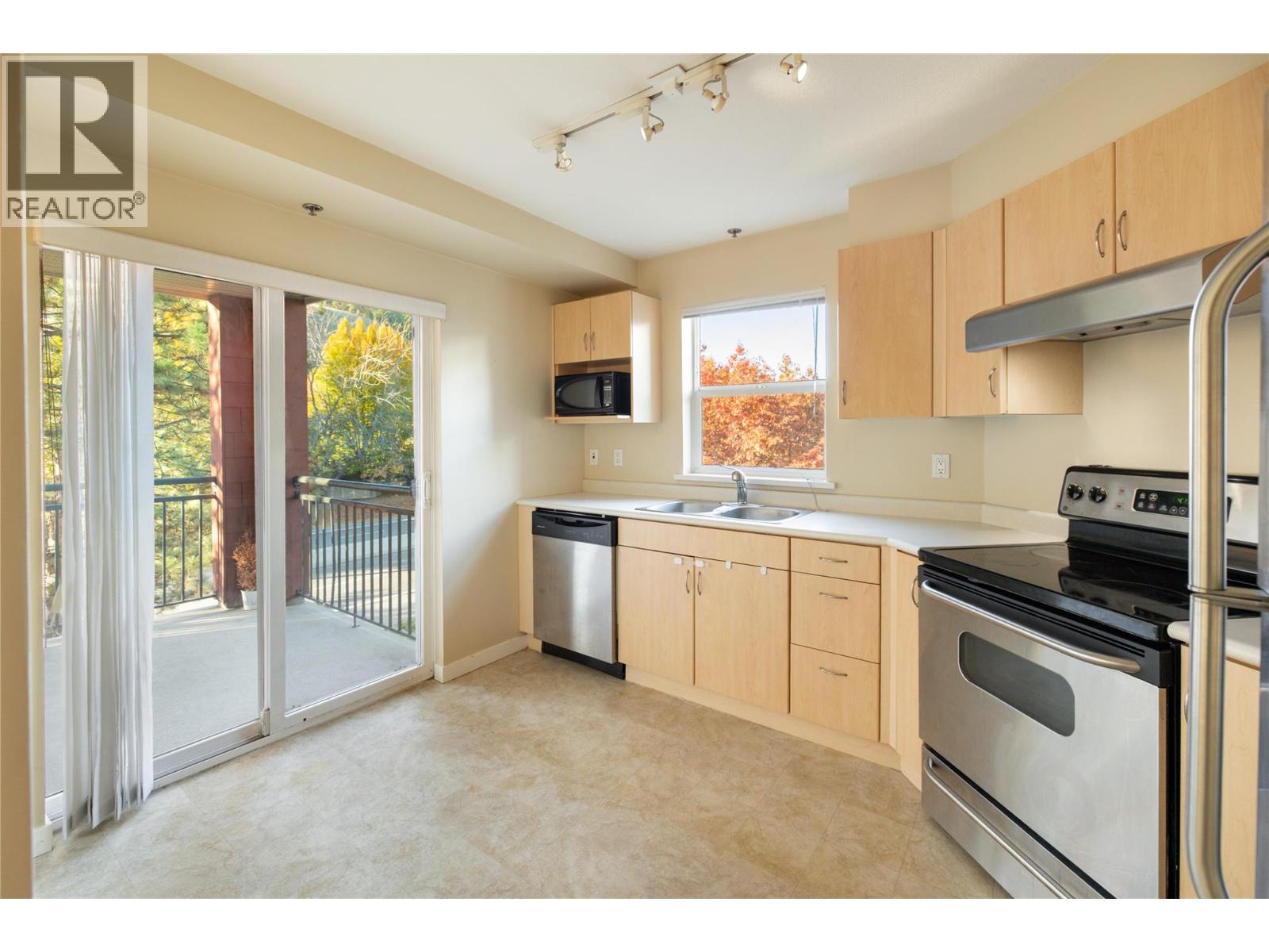 302 555 Yates Road, Kelowna