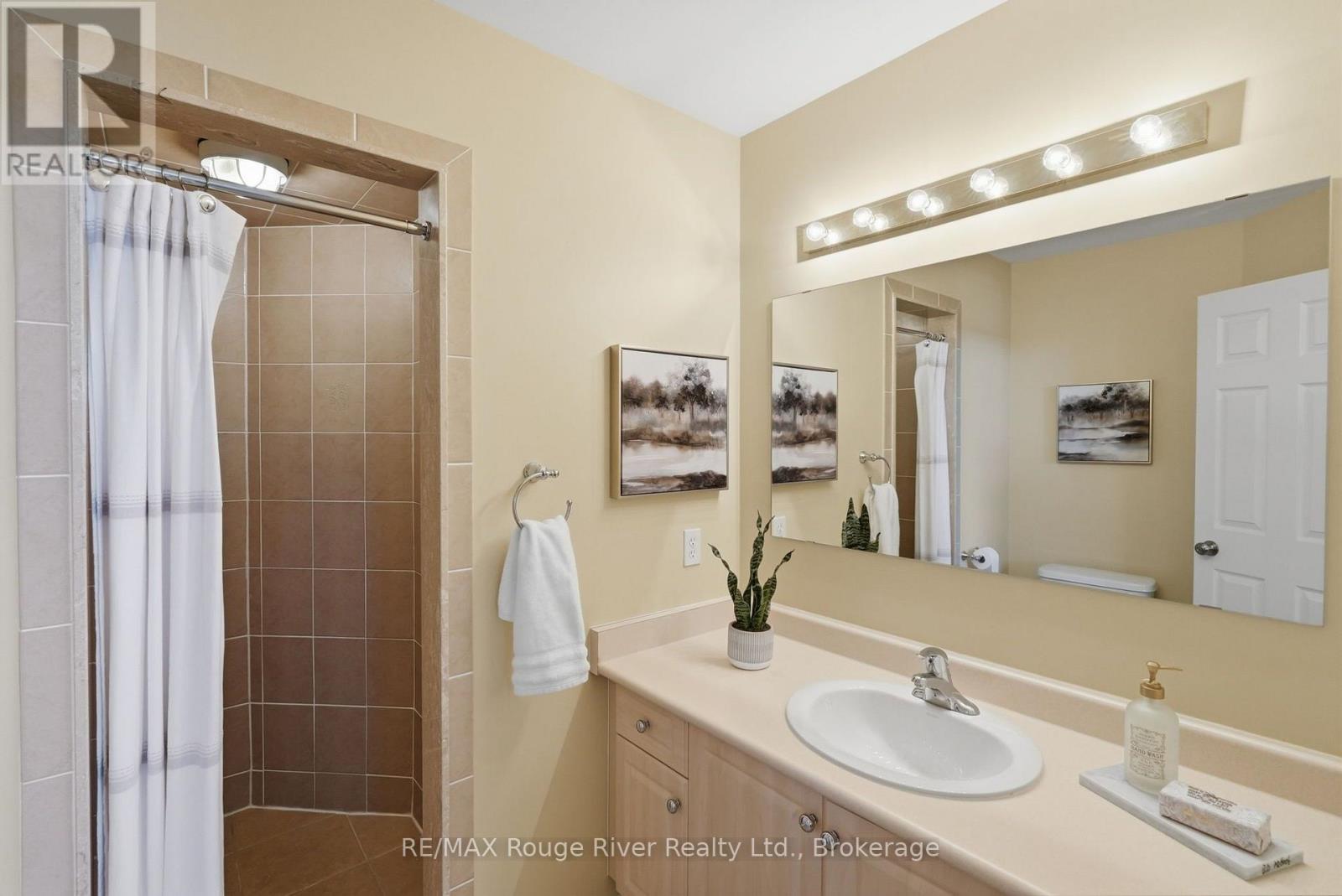 8 Jessie Court, Whitby, ON photo 24