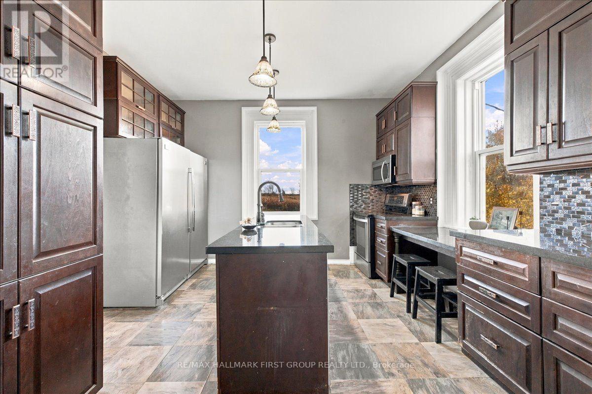 827 Hwy 35, Kawartha Lakes, ON photo 11