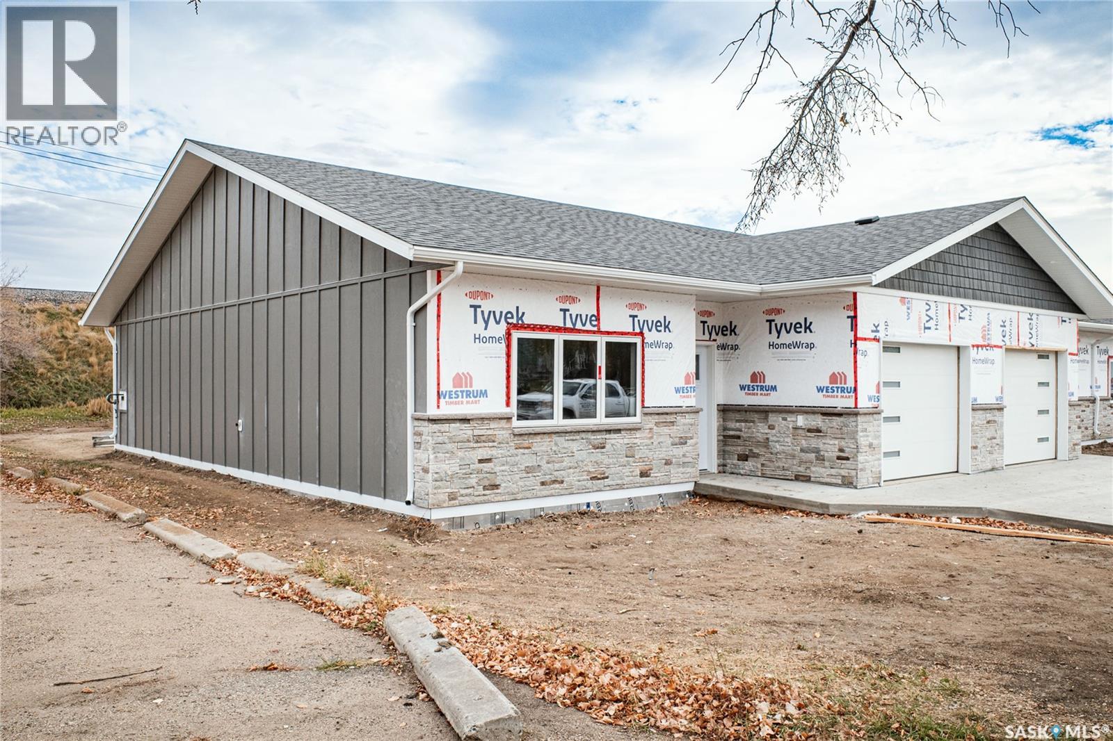 2 129 3rd AVENUE NE, Moose Jaw — photo 3