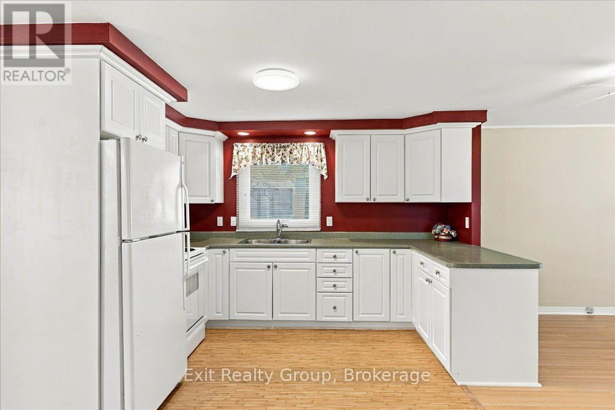 9 Finch Lane, Quinte West, ON photo 5