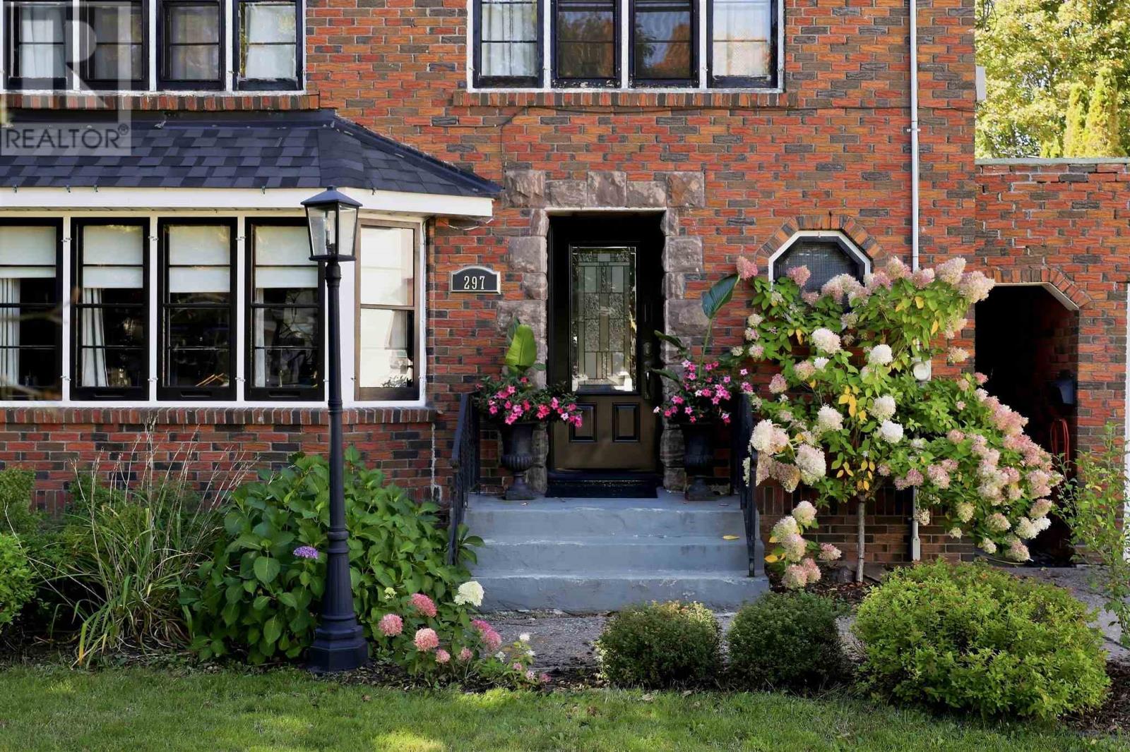 297 McGregor AVE - 2