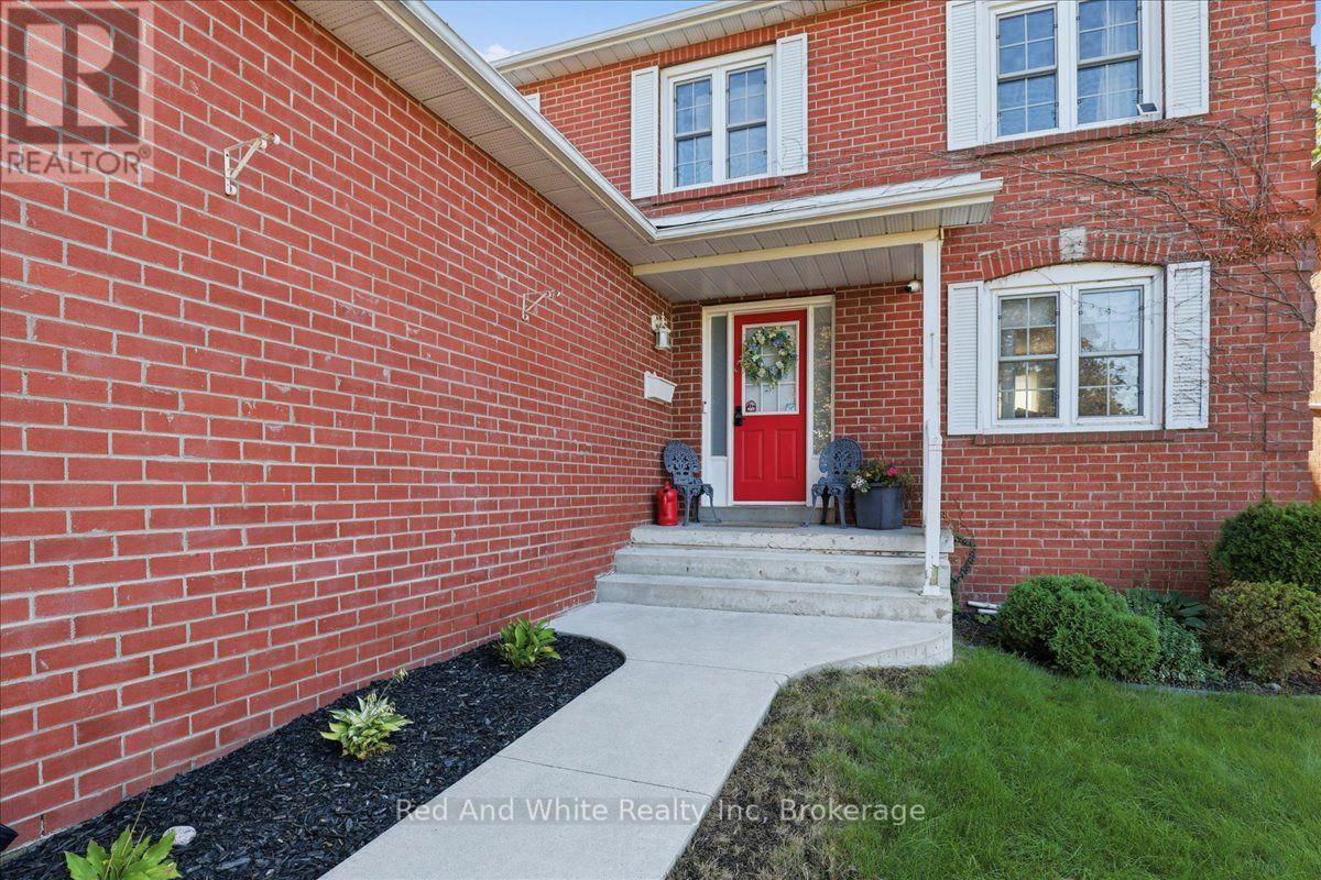 392 BURNETT AVENUE — photo 2