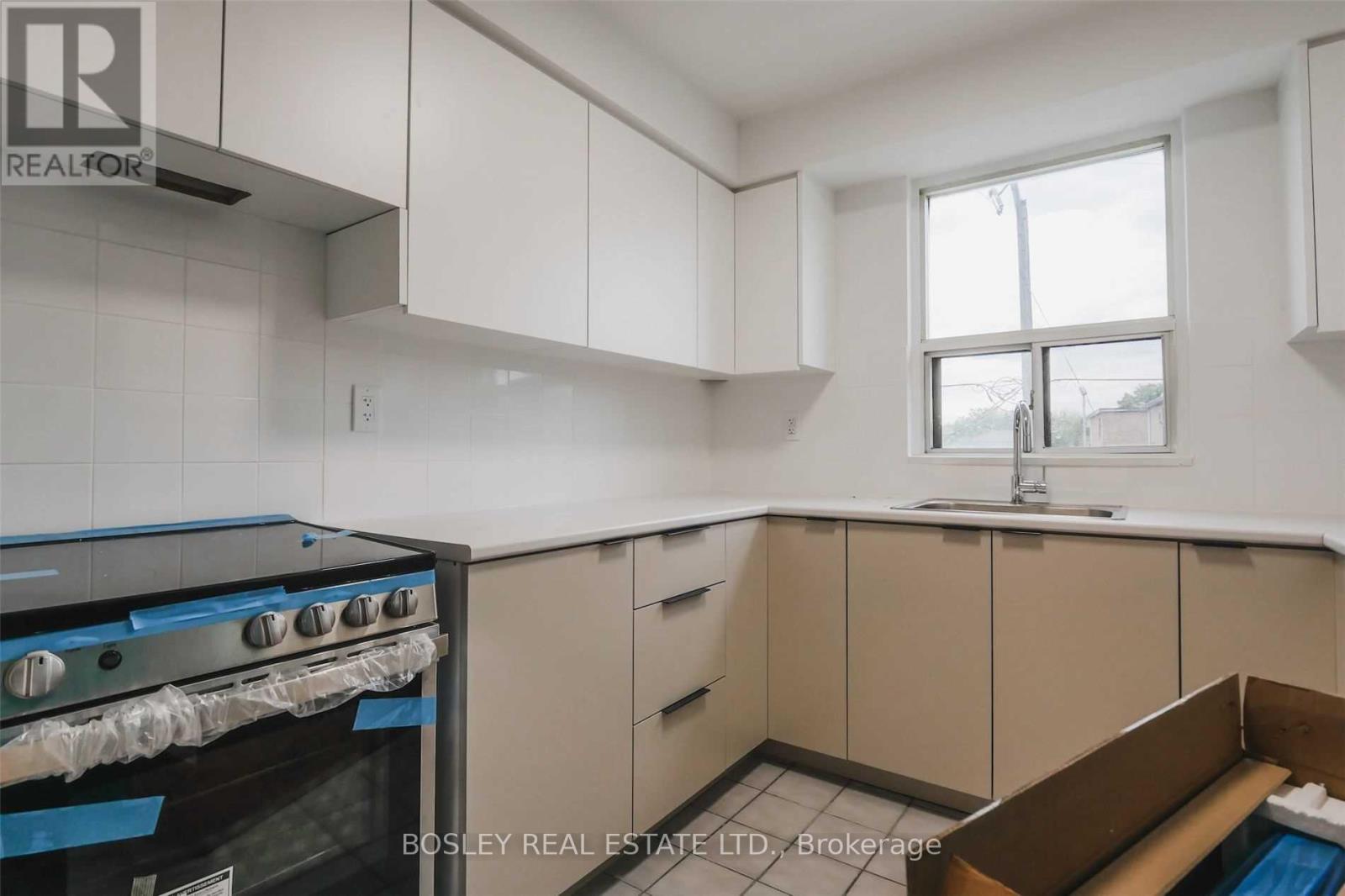 4 - 11 CALVINGTON DRIVE, Toronto (Downsview-Roding-CFB) — photo 6