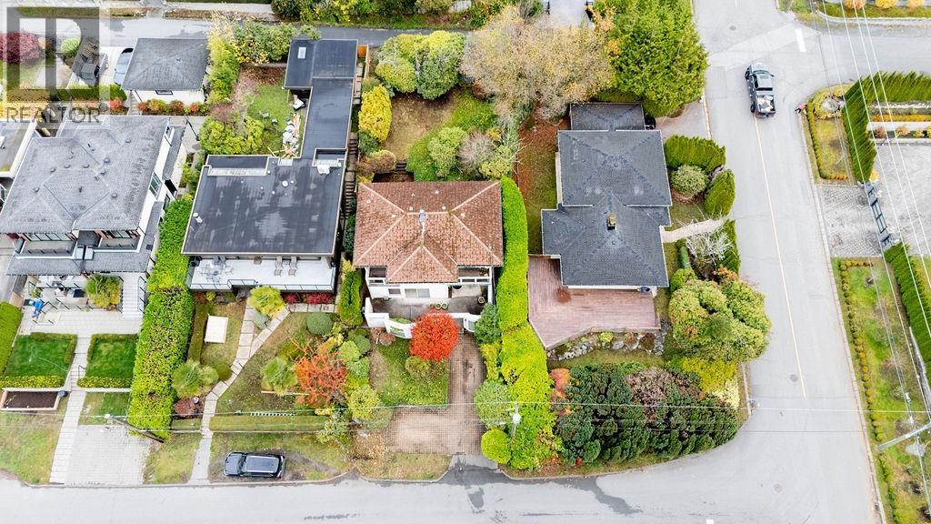 1115 Ottaburn Road, West Vancouver — photo 23