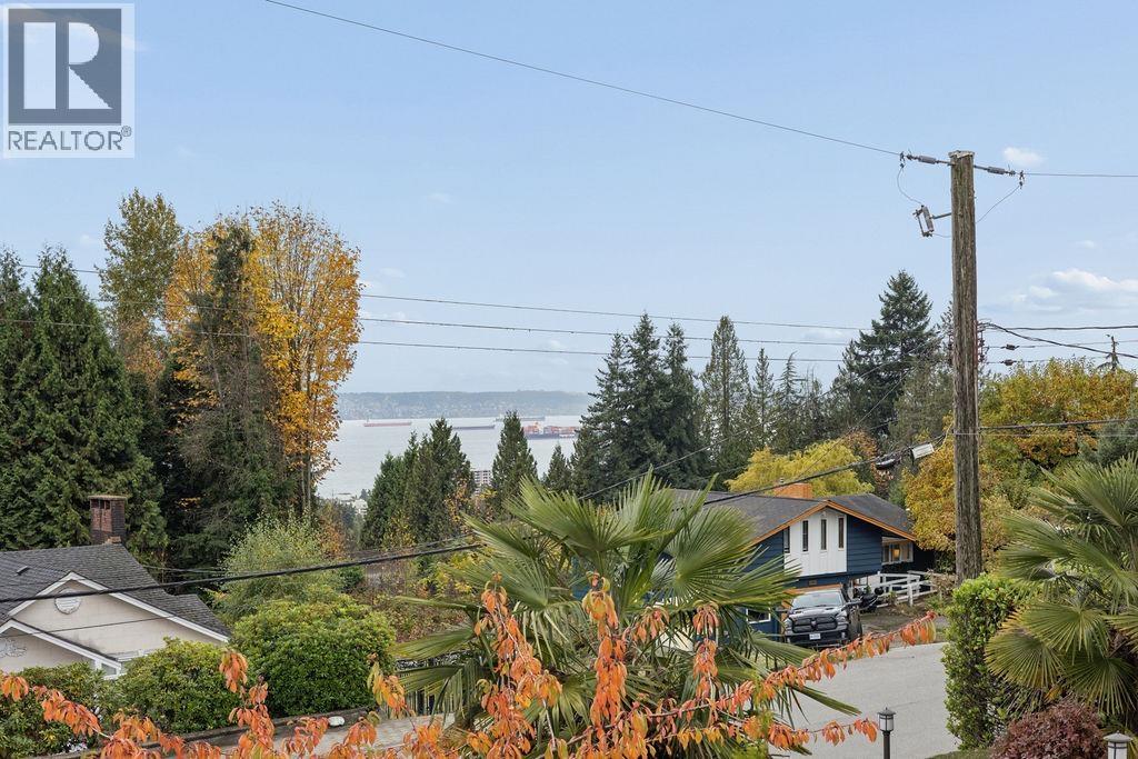 1115 Ottaburn Road, West Vancouver — photo 4
