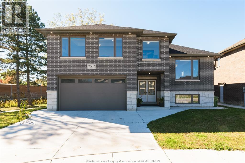 2507 ROXBOROUGH BOULEVARD, Windsor