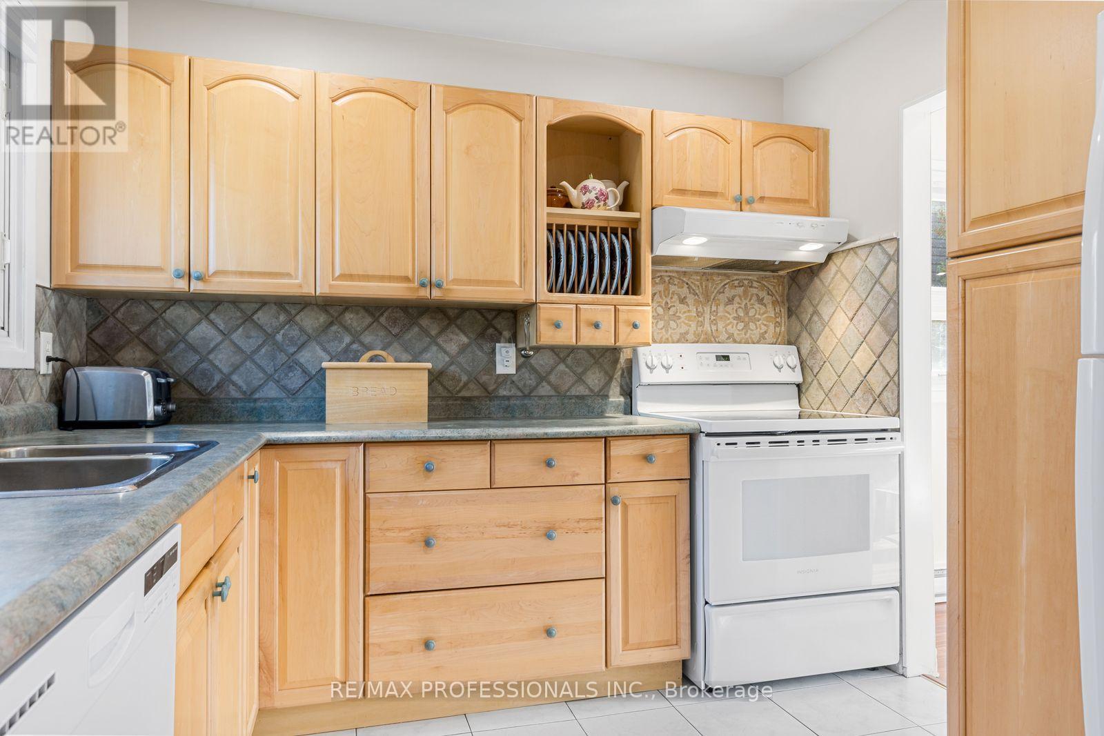 11 Grand Rapids Square, Brampton, ON photo 13