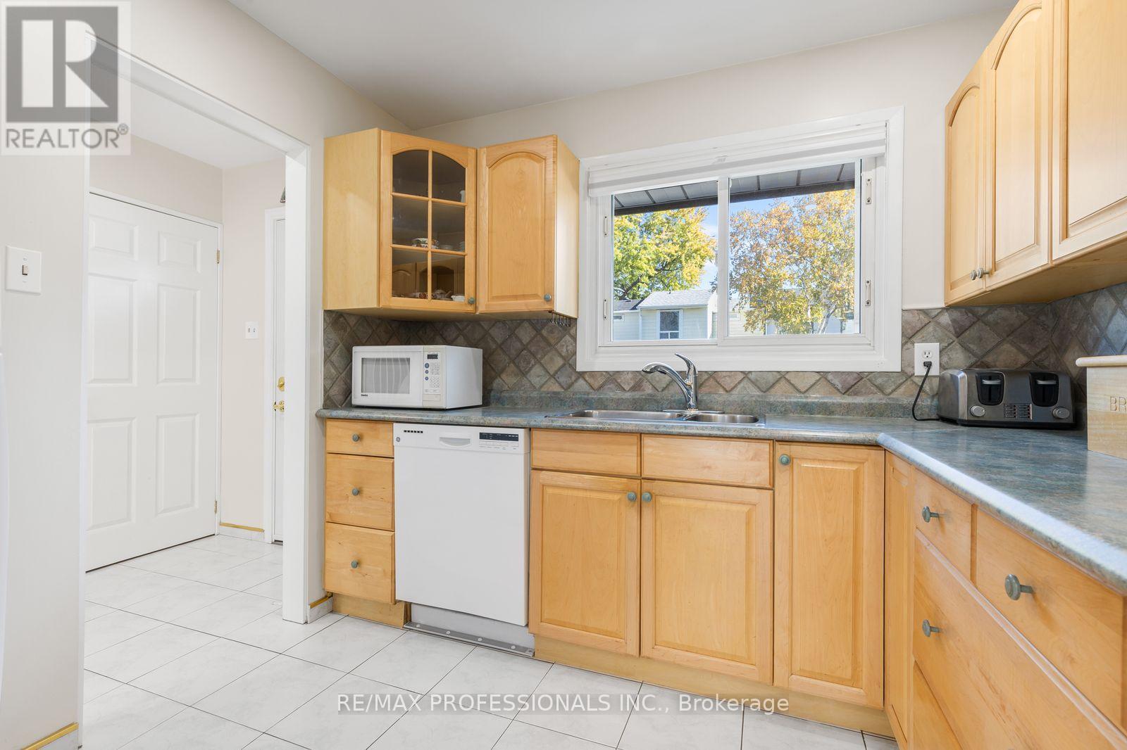 11 Grand Rapids Square, Brampton, ON photo 14