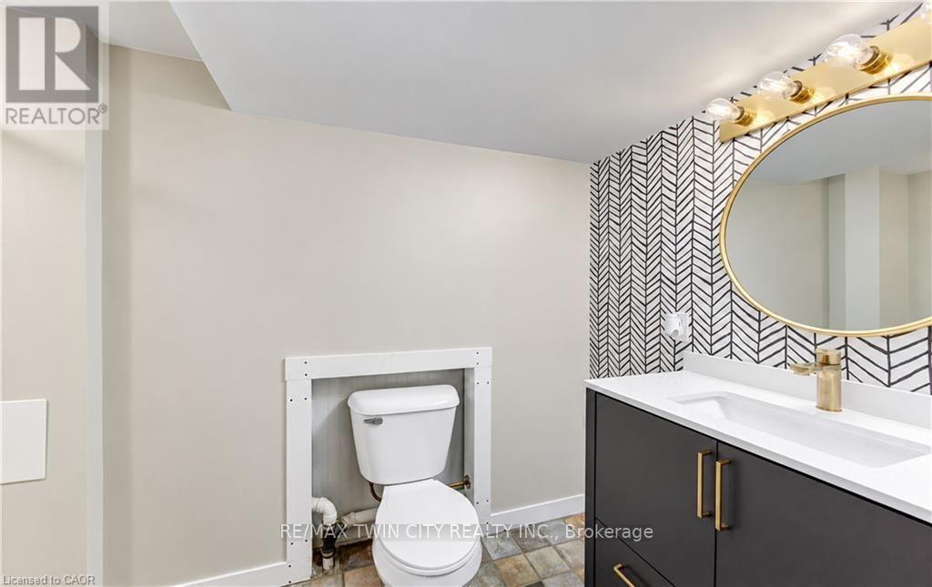 68 CAMBRIDGE Avenue, Kitchener, ON photo 31