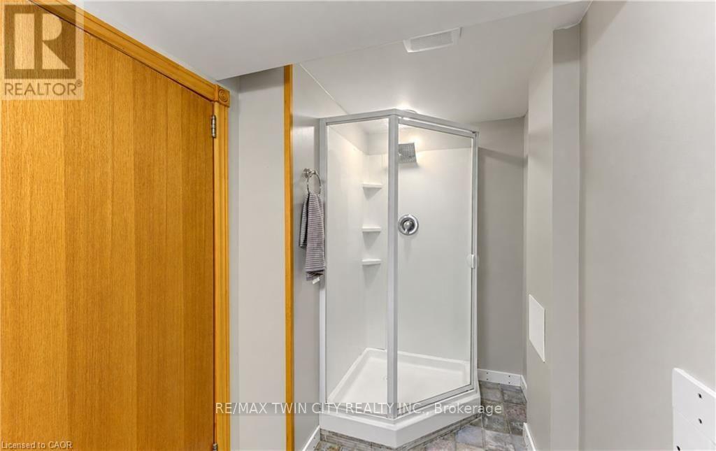 68 CAMBRIDGE Avenue, Kitchener, ON photo 32