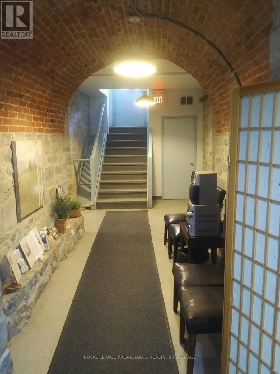 B3 - 308 WELLINGTON STREET W, Kingston (East of Sir John A. Blvd) — photo 3