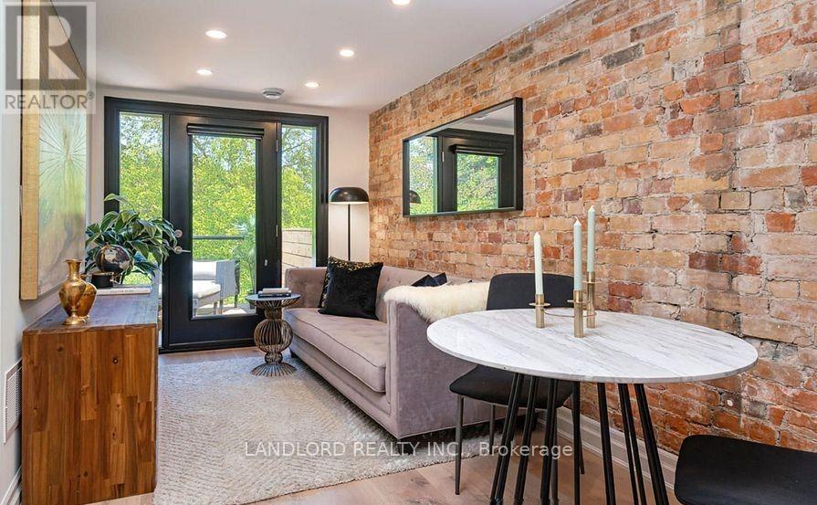 2 - 121 SORAUREN AVENUE, Toronto (Roncesvalles)