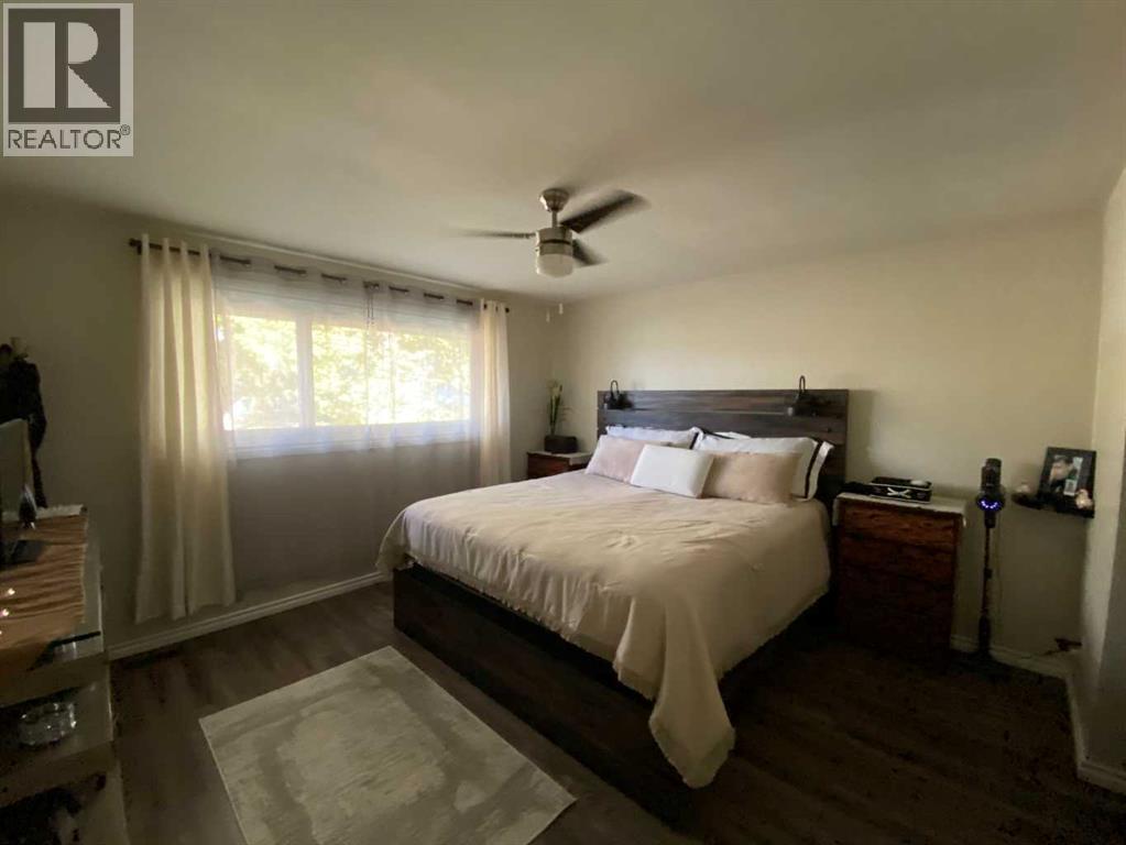 535 2A Avenue W, photo 11 of 30