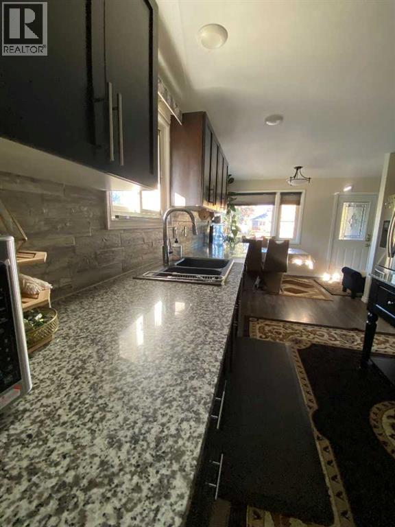 535 2A Avenue W, photo 8 of 30