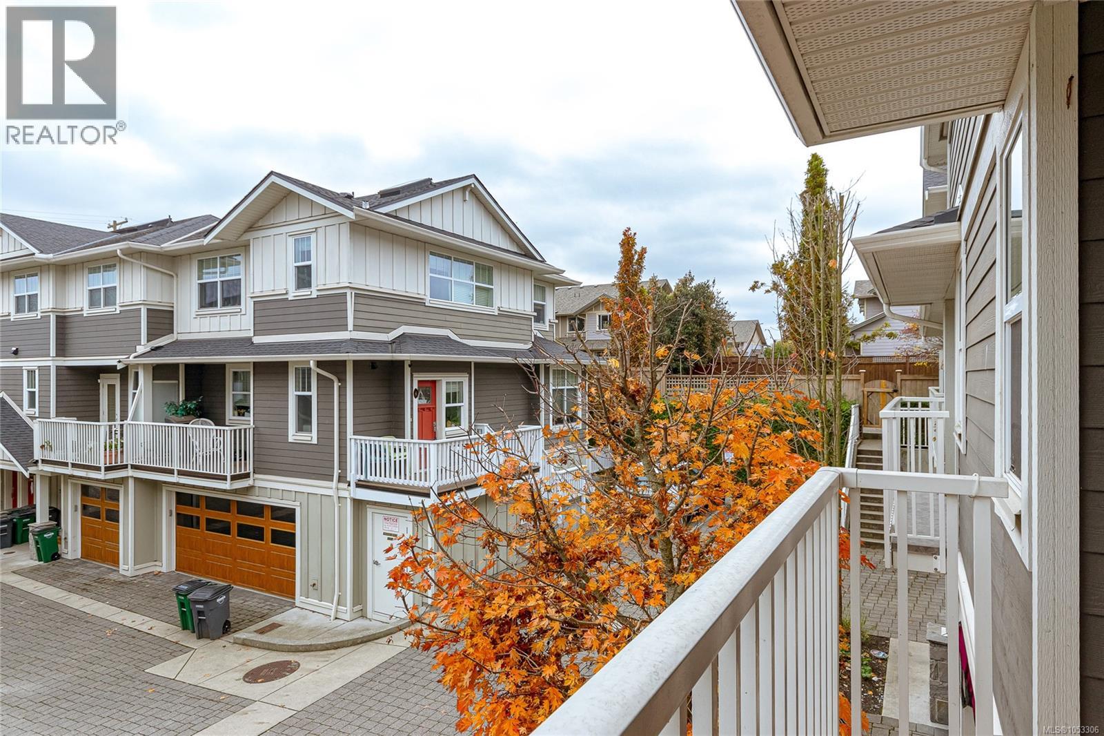 #8 3356 Whittier Ave - 27