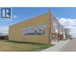 120 1 Avenue E, Brooks — photo 3