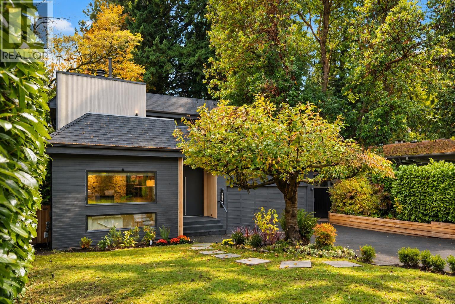 2221 Bowser Avenue, North Vancouver — photo 2