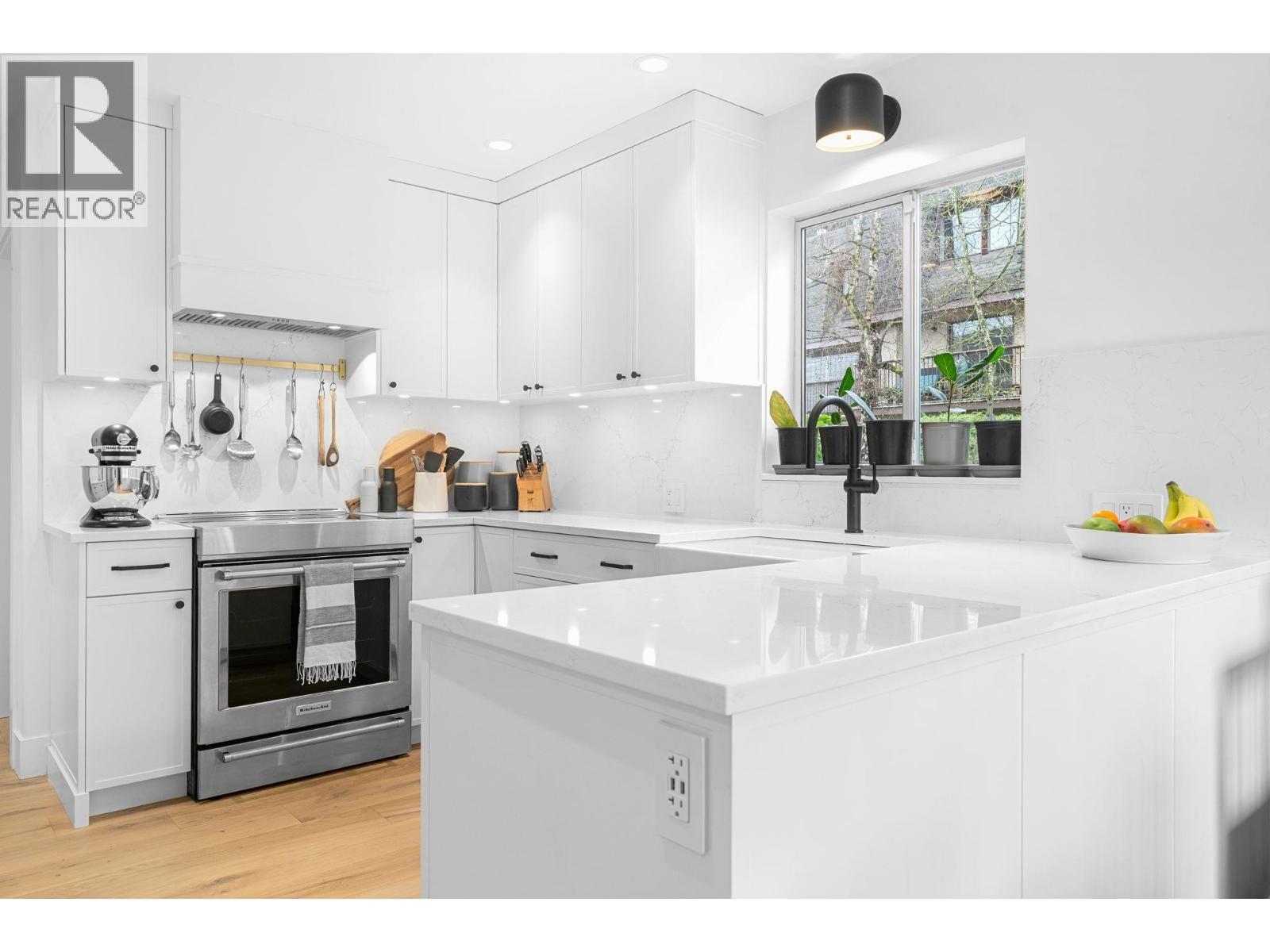 1 224 W 16th Street, North Vancouver — photo 8