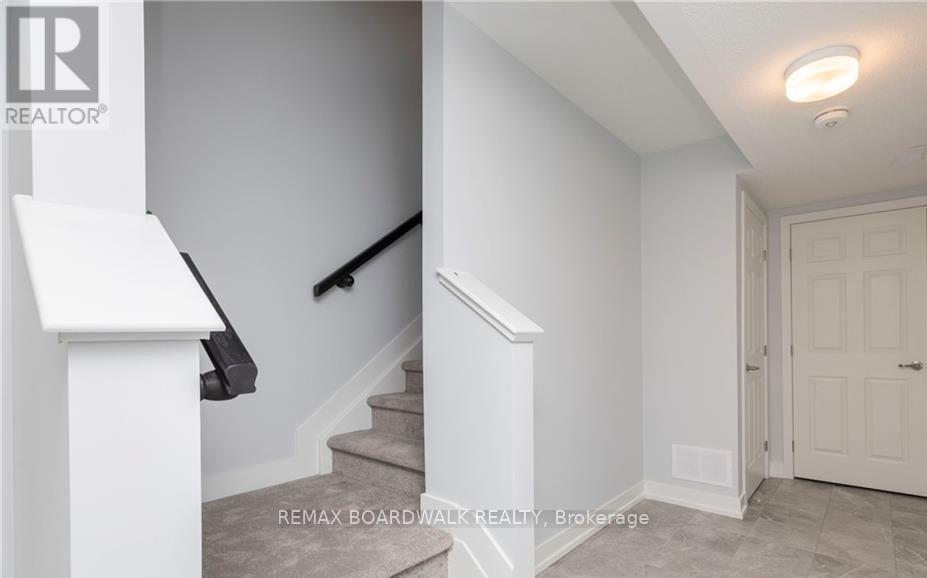 235 ANYOLITE PRIVATE, Ottawa — photo 3