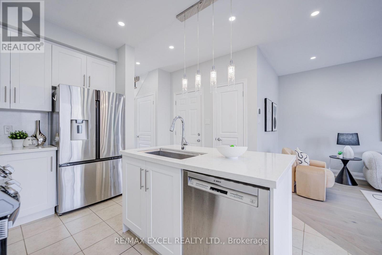 22 Pitney Avenue, Richmond Hill, ON photo 10