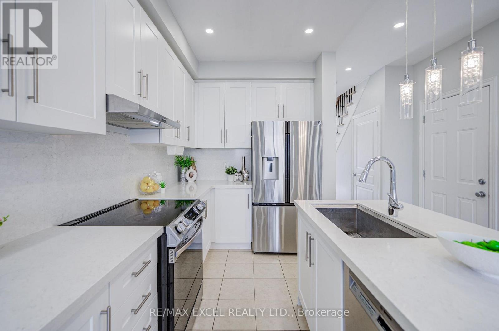 22 Pitney Avenue, Richmond Hill, ON photo 9