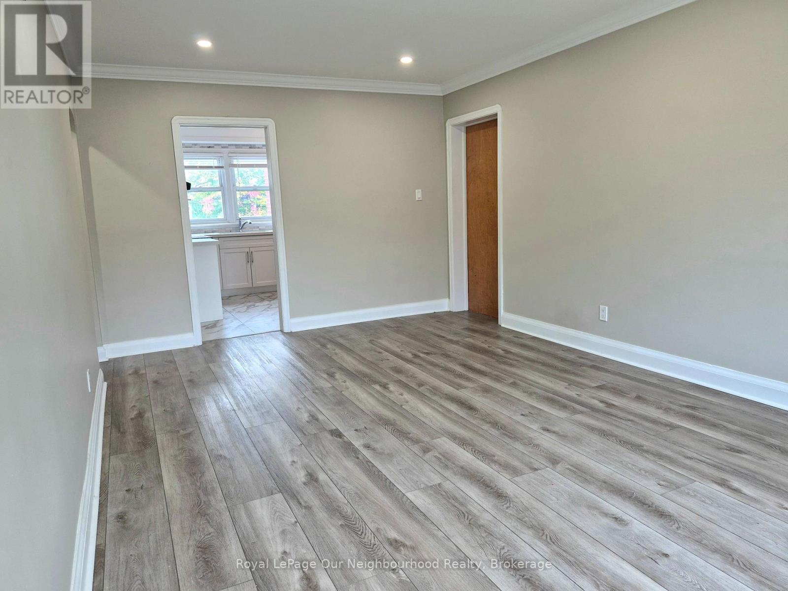 2- 855 Simcoe Street North, Oshawa, ON photo 9