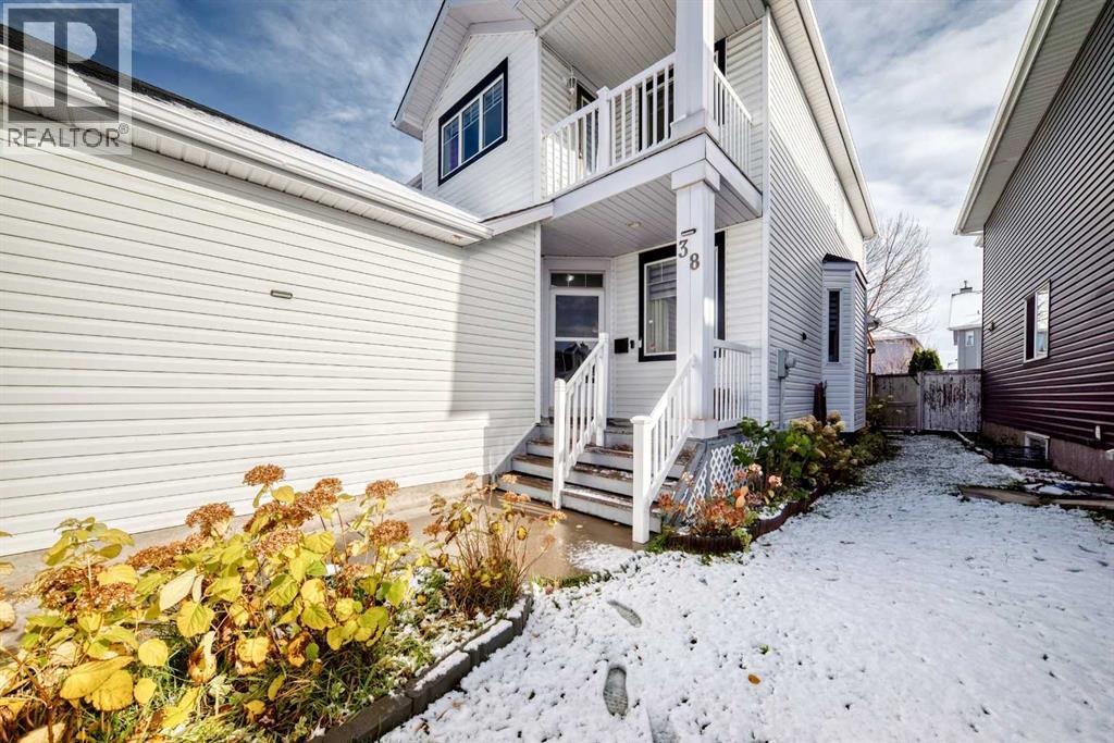 38 Coral Reef Crescent NE photo 2