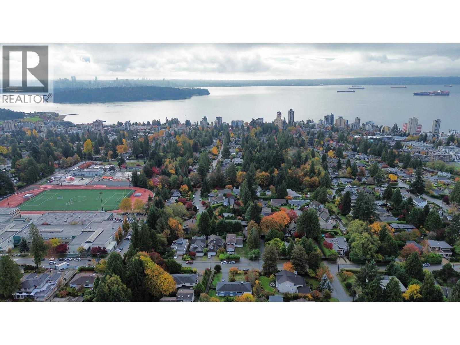 1840 Mathers Avenue, West Vancouver — photo 12